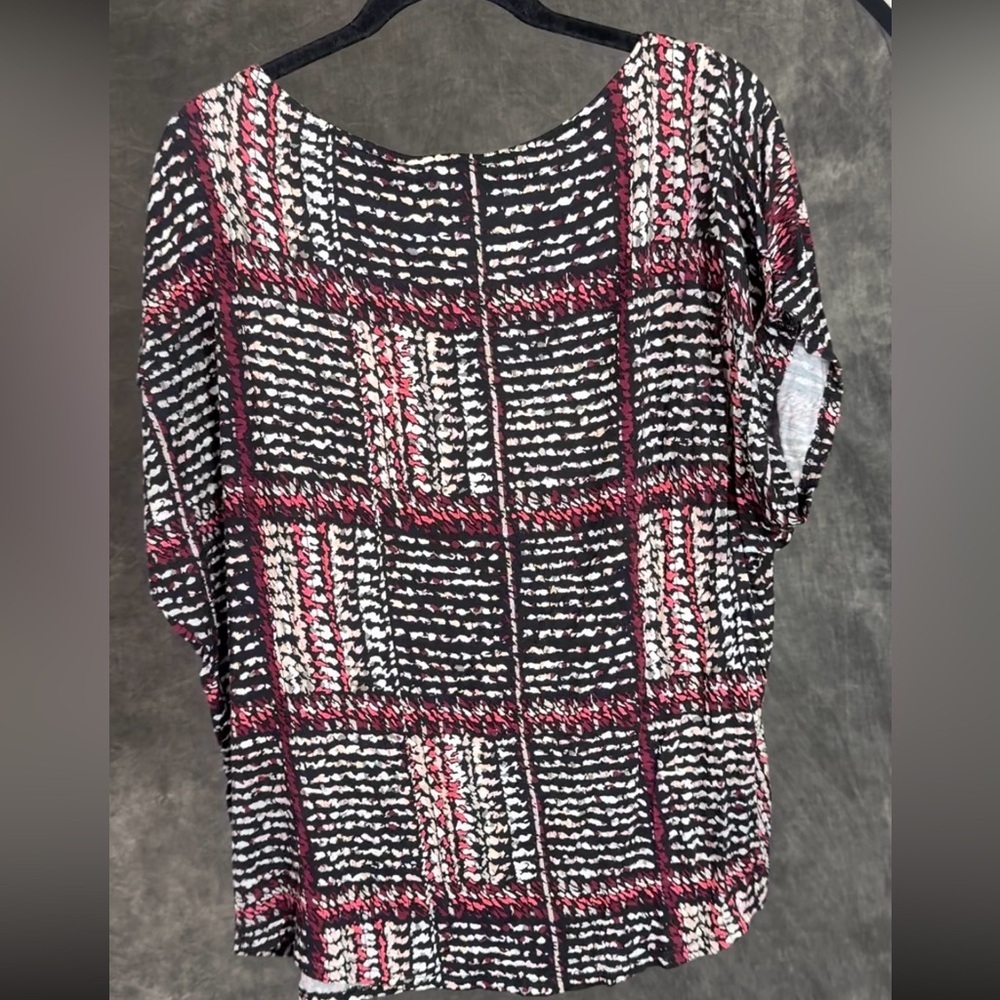 White House Black Market Abstract Grid Blouse | XL | Black Red White | NWT - Picture 4 of 6